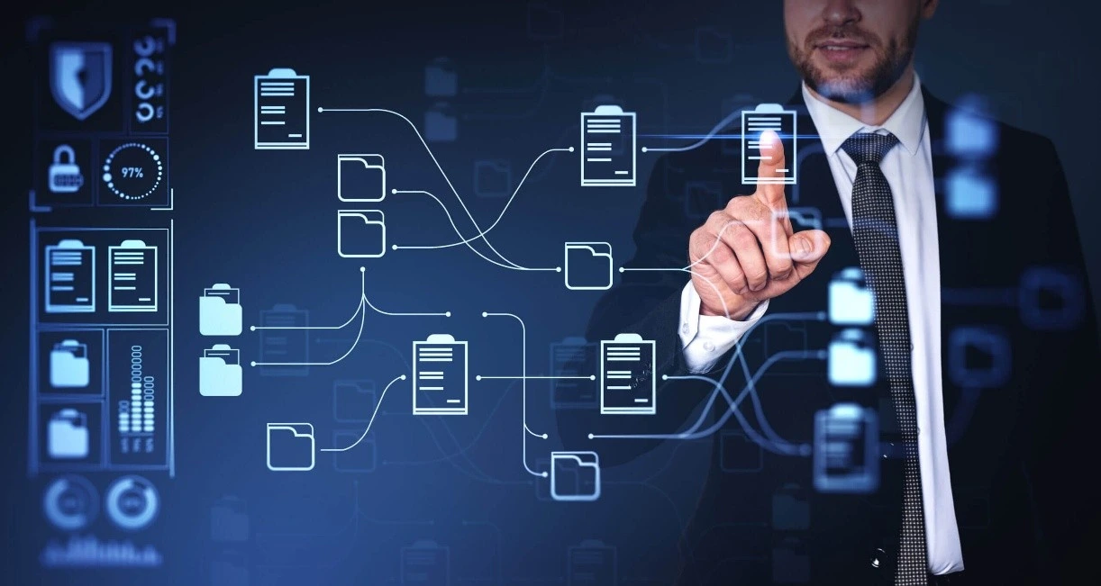 Profesional de HEXA Servicios gestionando un proyecto en una pizarra.