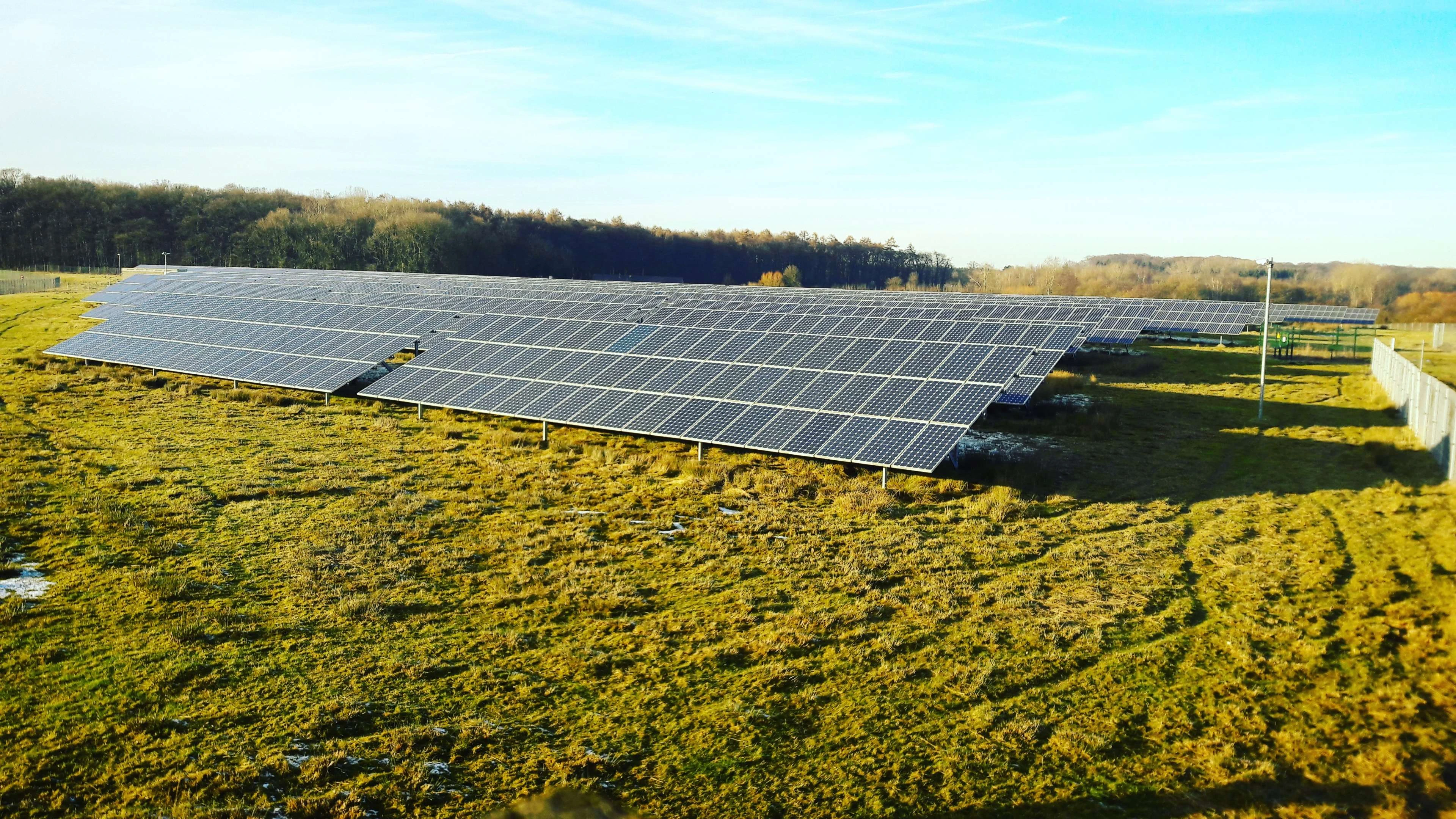 Campo de paneles solares de un proyecto de generación fotovoltaica.